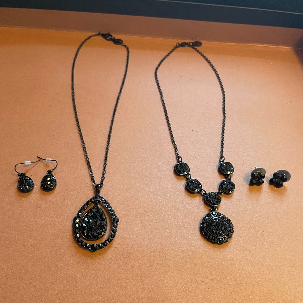 Liz Claiborne Pendant Necklace and Earring (Set of 2)